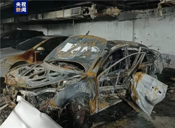 浙江杭州一新能源車充電自燃：只剩車架了 旁邊7輛車被波及