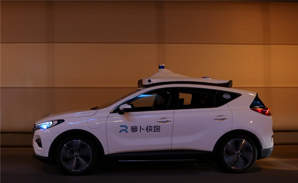 蘿卜快跑回應(yīng)一家4口乘車提示超載：暫不符合目前行駛需求